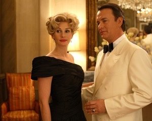 Julia Roberts e Tom Hanks in una foto del film La guerra di Charlie Wilson (Charlie Wilson's War, 2007)