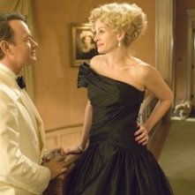 Julia Roberts e Tom Hanks in una foto del film La guerra di Charlie Wilson (2007)