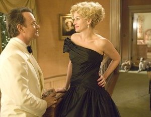 Julia Roberts e Tom Hanks in una foto del film La guerra di Charlie Wilson (2007)
