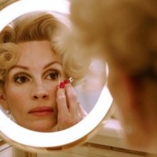 Julia Roberts allo specchio in una scena del film La guerra di Charlie Wilson