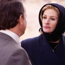 La Roberts in una scena del film La guerra di Charlie Wilson