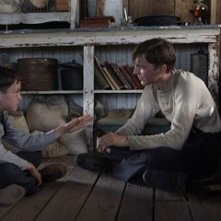 Paul Dano con il piccolo Dillon Freasier in una sequenza de Il petroliere