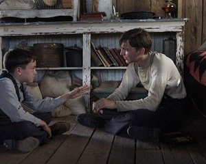 Paul Dano con il piccolo Dillon Freasier in una sequenza de Il petroliere