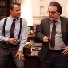 Philip Seymour Hoffman con Tom Hanks in una scena del film La guerra di Charlie Wilson