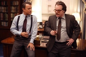 Philip Seymour Hoffman con Tom Hanks in una scena del film La guerra di Charlie Wilson