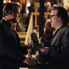 Philip Seymour Hoffman e Tom Hanks in una scena del film La guerra di Charlie Wilson