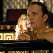 Tom Hanks in una scena de La guerra di Charlie Wilson