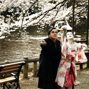 Aya Irizuki ed Elmar Wepper in una scena di Cherry Blossoms - Hanami