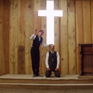 Daniel Day-Lewis accanto Paul Dano in una scena de Il petroliere