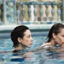 Elsa Zylberstein  e Kristin Scott Thomas in una sequenza di 'Ive Loved You So Long'