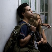Evan Ross e Gillian Jacobs in una scena di 'Gardens of the Night'