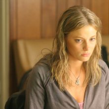Gillian Jacobs in una scena di 'Gardens of the Night'