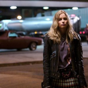 Gillian Jacobs in una sequenza di 'Gardens of the Night'