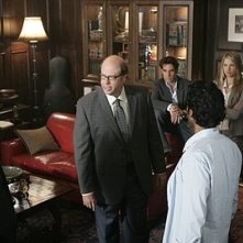 Heroes Volume II - Episodio 7: Bob (Stephen Tobolowsky) fa il punto della situazione. Niki (Ali Larter), Nathan (Adrian Pasdar), Matt (Greg Grunberg) e Mohinder (Sendhil Ramamurthy) ascoltano. 