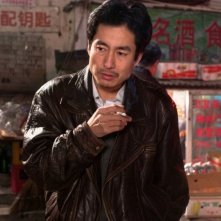 Taisheng Chen in una scena di In Love We Trust