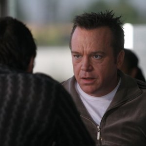 Tom Arnold in una scena di 'Gardens of the Night'