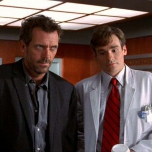 Dr House: Medical division - House (Hugh Laurie) e Wilson (Robert Sean Leonard) in una scena di 'Paternity', secondo episodio della prima stagione
