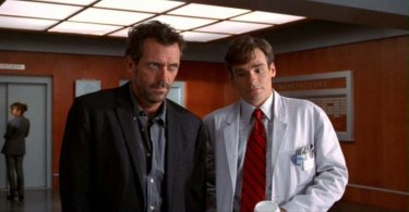 Dr House: Medical division - House (Hugh Laurie) e Wilson (Robert Sean Leonard) in una scena di 'Paternity', secondo episodio della prima stagione