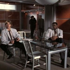 Dr House: Medical division, prima stagione - Chase (Jesse Spencer) e Foreman (Omar Epps) in una scena del terzo episodio, 'Occam's Razor'