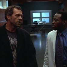 House (Hugh Laurie) e Foreman (Omar Epps) discutono della salute del paziente, nell'episodio 'Paternity' della serie Dr House: Medical division