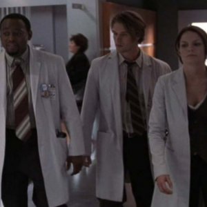 Dr House: Medical division, prima stagione - Foreman (Omar Epps), Chase (Jesse Spencer) e Cameron (Jennifer Morrison) in una scena tratta dal terzo episodio