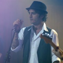 Un'immagine di Nicolas Vaporidis al microfono nel film Questa notte è ancora nostra