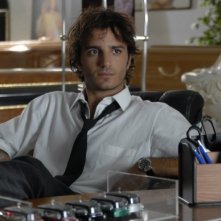 Un'immagine di Nicolas Vaporidis in camicia e cravatta nel film Questa notte è ancora nostra