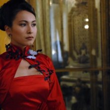 Valentina Izumì fasciata in un abito rosso in una scena del film Questa notte è ancora nostra