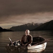 Alex Etel in barca nel film The Water Horse - La leggenda degli abissi