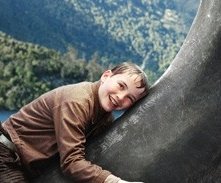 Alex Etel in una scena del film The Water Horse - La leggenda degli abissi