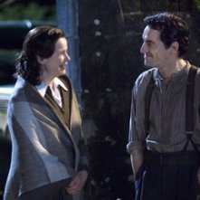 Ben Chaplin ed Emily Watson in una scena del film The Water Horse - La leggenda degli abissi