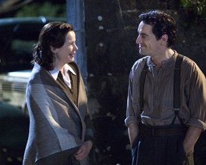 Ben Chaplin ed Emily Watson in una scena del film The Water Horse - La leggenda degli abissi