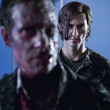 Heroes Volume II - Episodio 8: Peter (Milo Ventimiglia) guarda uno sfigurato Nathan (Adrian Pasdar)
