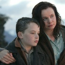 Il piccolo Alex Etel con Emily Watson in una scena del film The Water Horse - La leggenda degli abissi