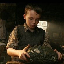 Il piccolo Alex Etel in una scena del film The Water Horse