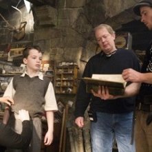 Jay Russell con il piccolo Alex Etel  sul set del film The Water Horse - La leggenda degli abissi