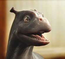 Una buffa espressione di Crusoe, il drago marino protagonista del fantasy The Water Horse - La leggenda degli abissi