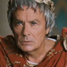 L'attore francese Alain Delon in una scena del film Asterix alle Olimpiadi