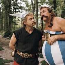 Clovis Cornillac con Gerard Depardieu in una scena del film Asterix alle Olimpiadi