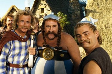 Clovis Cornillac con Gerard Depardieu in una sequenza di Asterix alle Olimpiadi