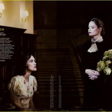 Keira Knightley e Jennifer Jason Leigh in una delle immagini dell'omaggio a Hitchcock di Vanity Fair (2008)