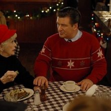 Elaine Stritch e Alec Baldwin in una scena dell'episodio 'Ludachristmas Party' della seconda stagione di 30 Rock