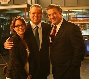 Tina Fey, Alec Baldwin e Al Gore in una sequenza dell'episodio 'Greenzo' della seconda stagione di 30 Rock