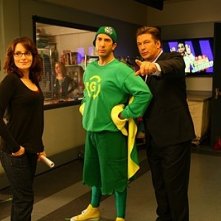 Tina Fey, David Schwimmer e Alec Baldwin in una scena dell'episodio 'Greenzo' della seconda stagione di 30 Rock