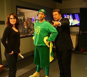 Tina Fey, David Schwimmer e Alec Baldwin in una scena dell'episodio 'Greenzo' della seconda stagione di 30 Rock
