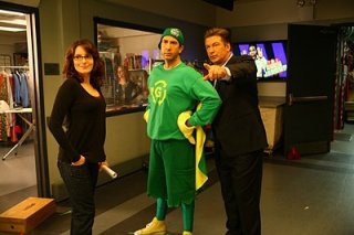 Tina Fey, David Schwimmer e Alec Baldwin in una scena dell'episodio 'Greenzo' della seconda stagione di 30 Rock