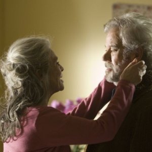 Una bella immagine di Julie Christie e Gordon Pinsent nel film Away from Her - Lontano da lei