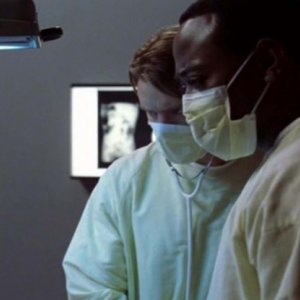 Dr House: Medical division - Chase (Jesse Spencer) e Foreman (Omar Epps) eseguono esami di laboratorio in una scena del quarto episodio, 'Maternity'