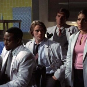 Dr House: Medical division - Foreman (Omar Epps), Chase (Jesse Spencer), Wilson (Robert Sean Leonard) e Cuddy (Lisa Edelstein) in una scena del quarto episodio
