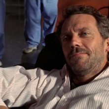 Dr House: Medical division - House (Hugh Laurie) nella scena finale del quarto episodio della prima stagione, 'Maternity'